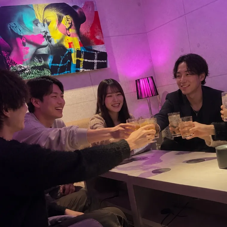 グラスを合わせて笑い合う参加者