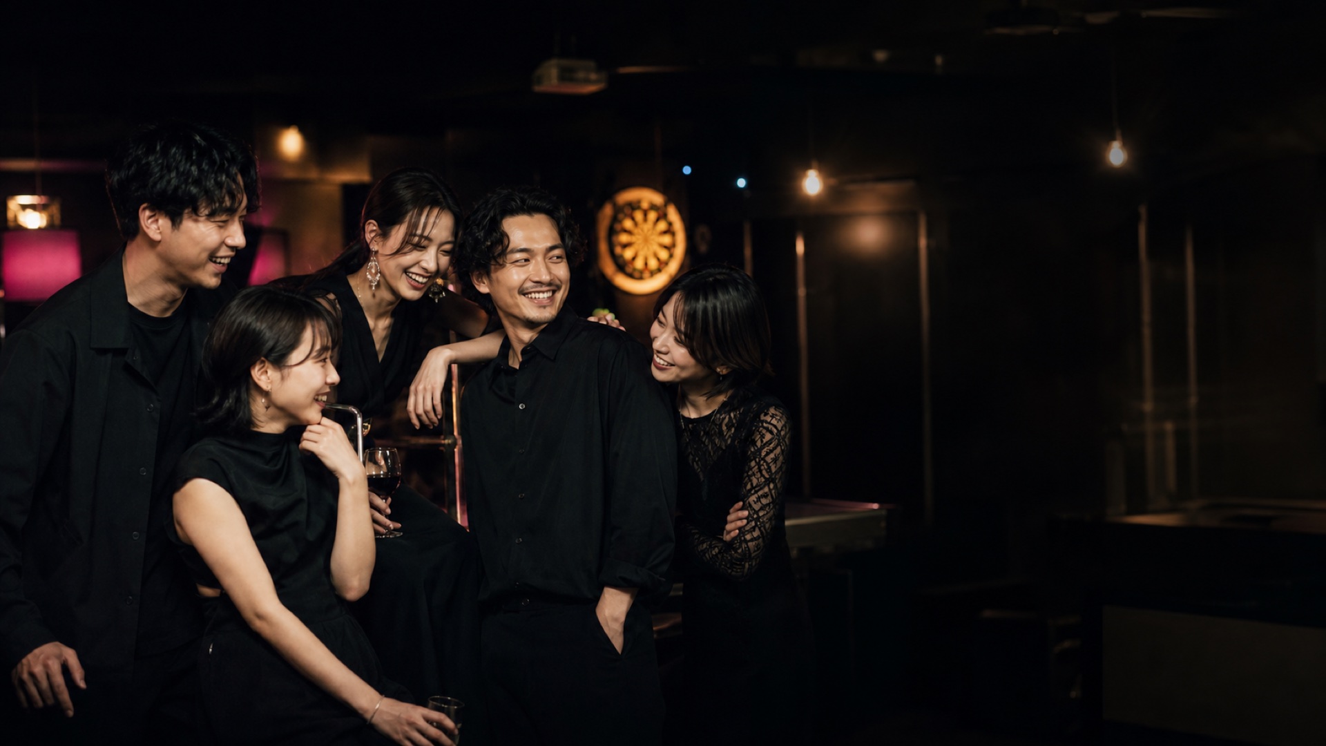 ASOBIBARの夜に自然な笑顔を見せる5人